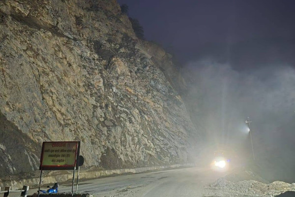 ढुंगा खस्ने जोखिम भएपछि तुइन खोलामा ‘फ्लड लाइट’ जडान